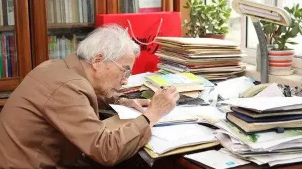 公富网配资 逝者｜送别104岁作家圣野：他的诗心为孩子跳动